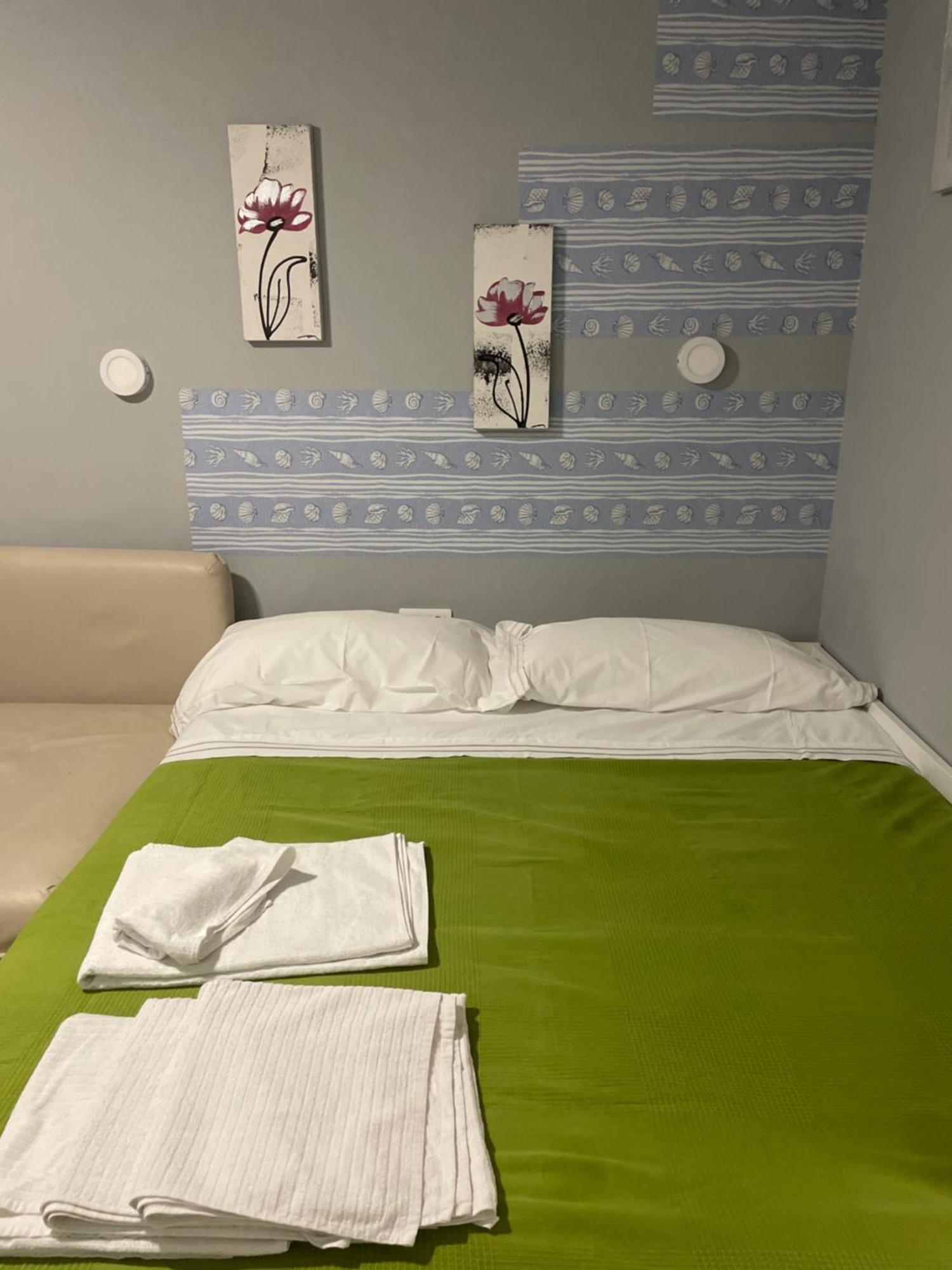 Benalmadena ,apartamento-Estudio primera Línea de Playa Exterior foto